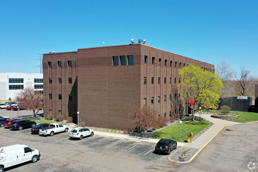 1935 W County Road B2, Roseville, MN à louer - Photo de l’immeuble – Image 2 sur 2