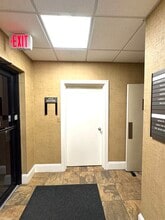 223 Monmouth Rd, West Long Branch, NJ à louer Photo intérieure– Image 2 sur 6