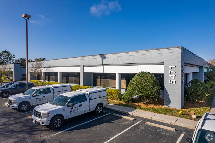5471 W Waters Ave, Tampa, FL à louer - Photo de l’immeuble – Image 3 sur 9