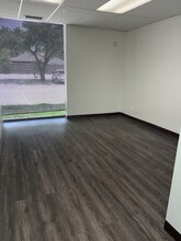 1425 W Pioneer Dr, Irving, TX à louer Photo de l’immeuble– Image 2 sur 3