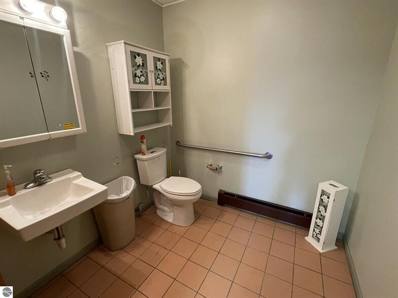 1010 W Cedar St, Standish, MI à vendre - Photo de l’immeuble – Image 3 sur 5
