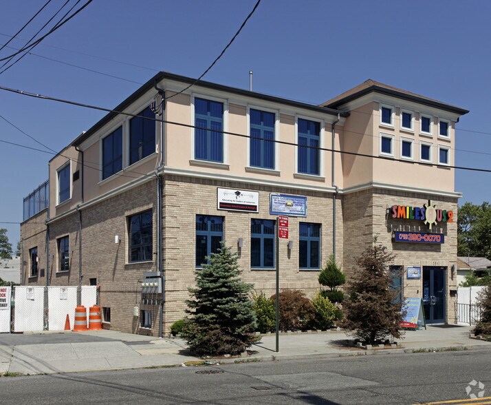 351 Sand Ln, Staten Island, NY à vendre - Photo principale – Image 1 sur 22
