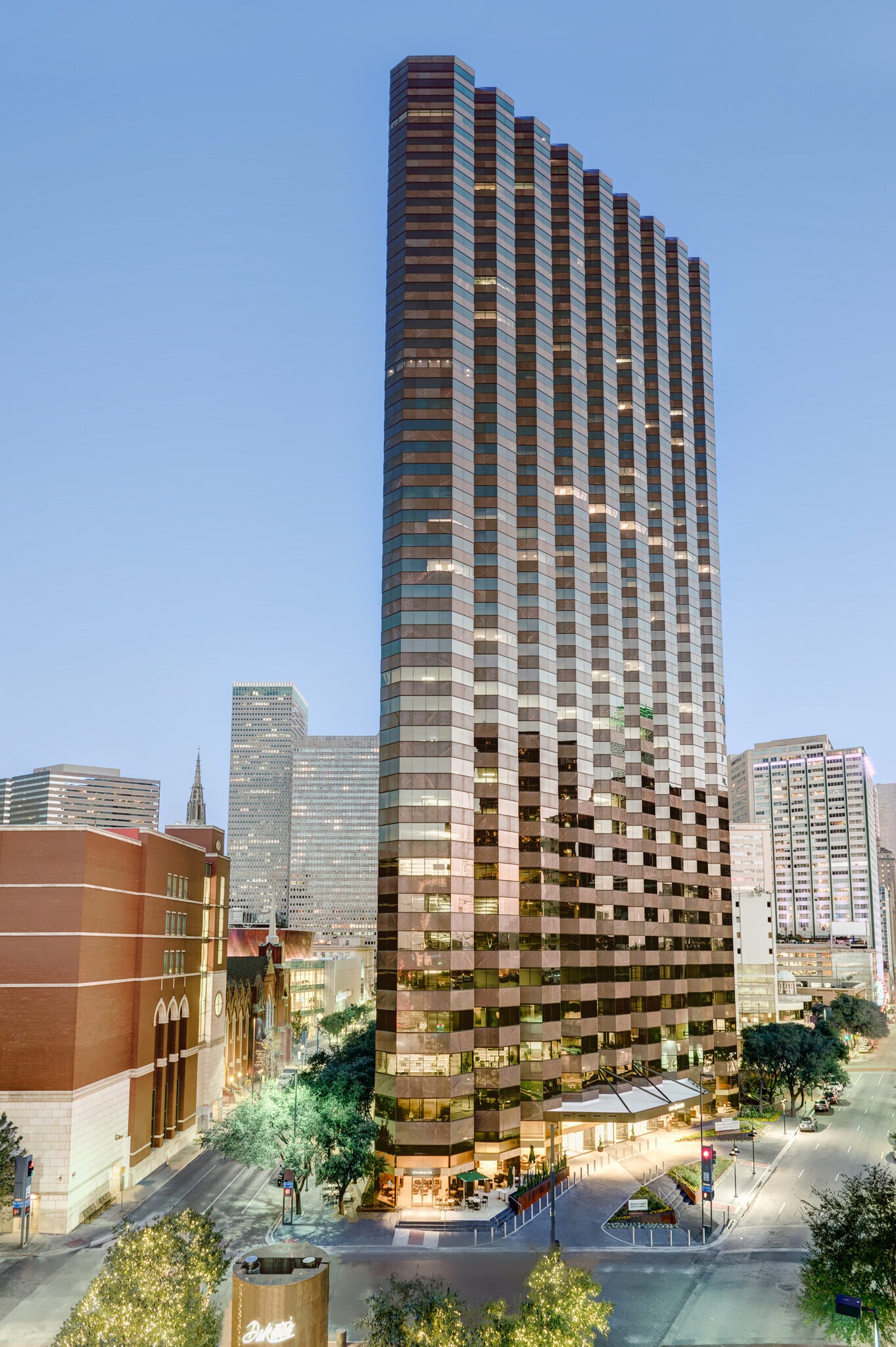 500 N Akard St, Dallas, TX à louer Photo principale– Image 1 sur 16