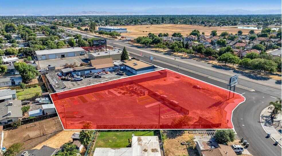 3777 N Clovis Ave, Fresno, CA à louer - Photo de l’immeuble – Image 2 sur 7