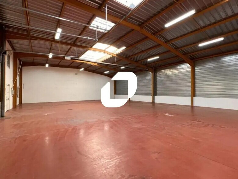 Local d’activités dans Vénissieux à louer - Photo de l’immeuble – Image 1 sur 9