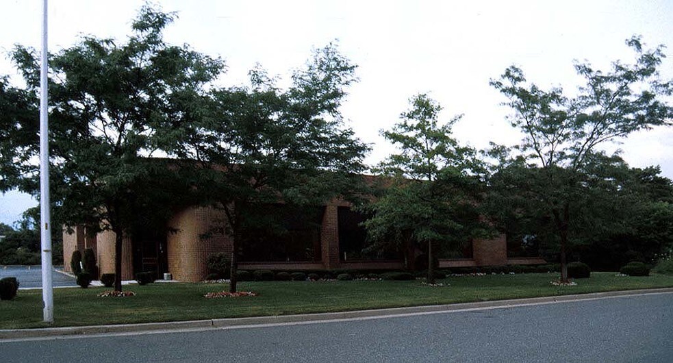 45 Banfi Plz, Farmingdale, NY à louer - Photo principale – Image 1 sur 7