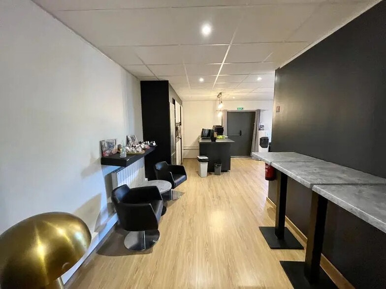 Bureau dans Isneauville à vendre - Photo de l’immeuble – Image 3 sur 14