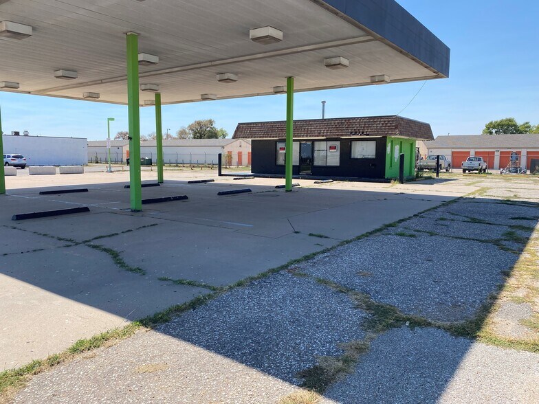 3801 S Seneca St, Wichita, KS à louer - Photo de l’immeuble – Image 1 sur 5