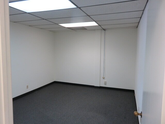 165 W Hospitality Ln, San Bernardino, CA à louer - Photo intérieure – Image 2 sur 46