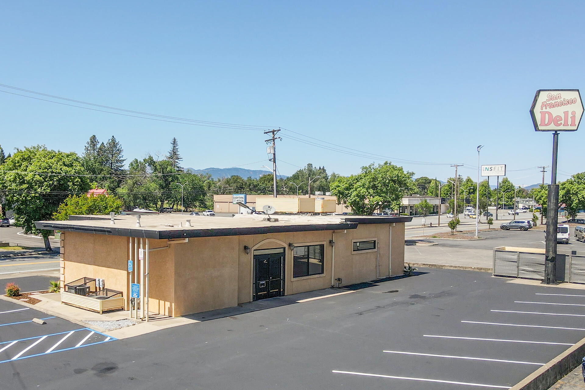 2395 Athens Ave, Redding, CA à vendre Photo principale– Image 1 sur 14