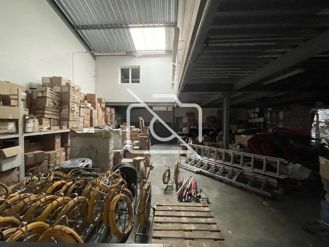 Industriel/Logistique dans Grigny à vendre Photo de l’immeuble– Image 1 sur 5
