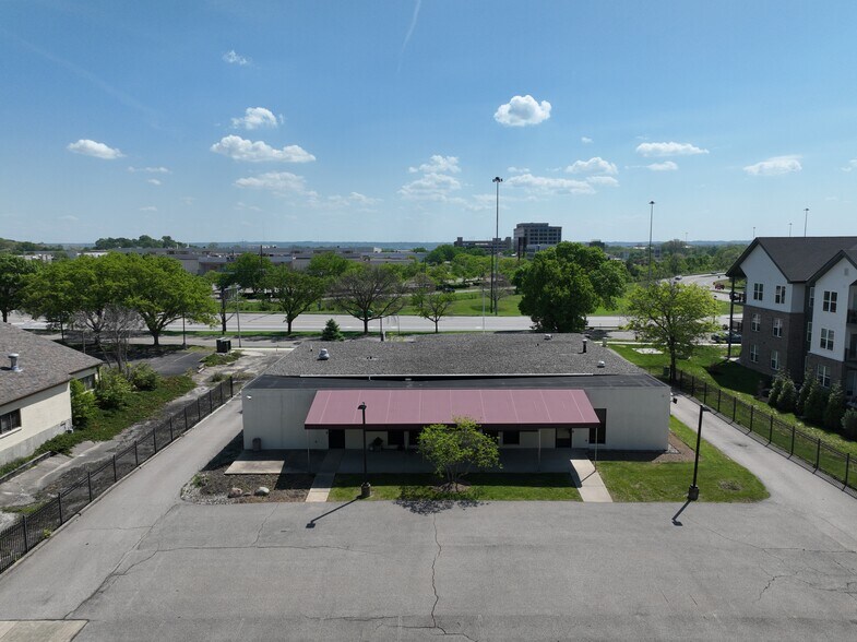 12021 Sheraton Ln, Springdale, OH à vendre - Photo de l’immeuble – Image 3 sur 7