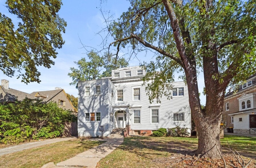 3933 Warwick Blvd, Kansas City, MO à vendre - Photo principale – Image 1 sur 22