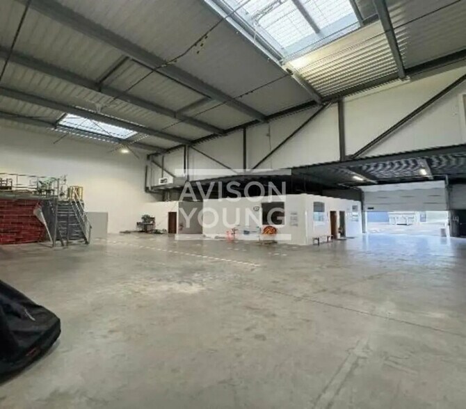 Local d’activités dans Villeneuve-la-Garenne à louer - Photo de l’immeuble – Image 3 sur 6