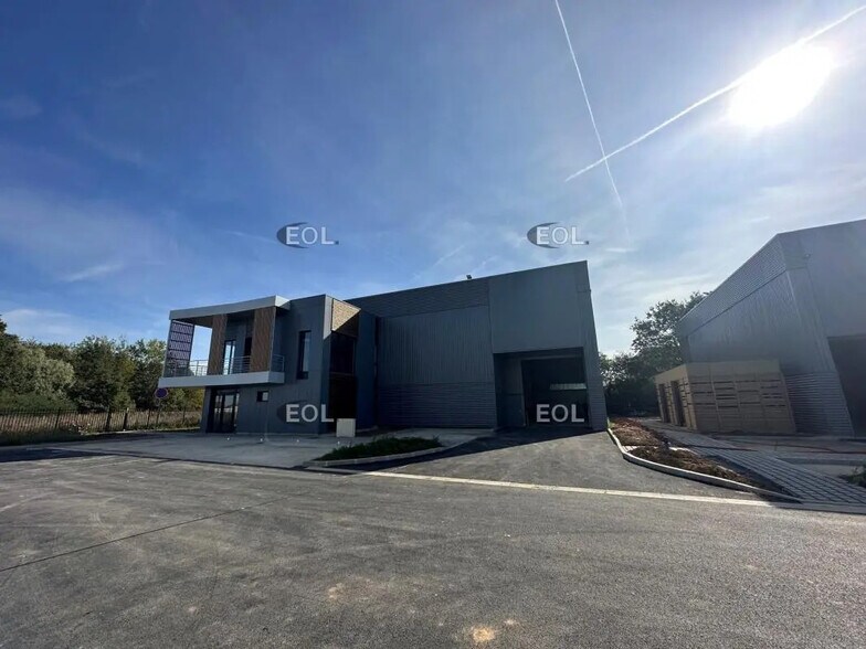 Local d’activités dans Chanteloup-en-Brie à louer - Photo de l’immeuble – Image 2 sur 9