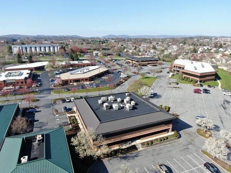 925 Berkshire Blvd, Wyomissing, PA à louer - Photo de l’immeuble – Image 2 sur 27