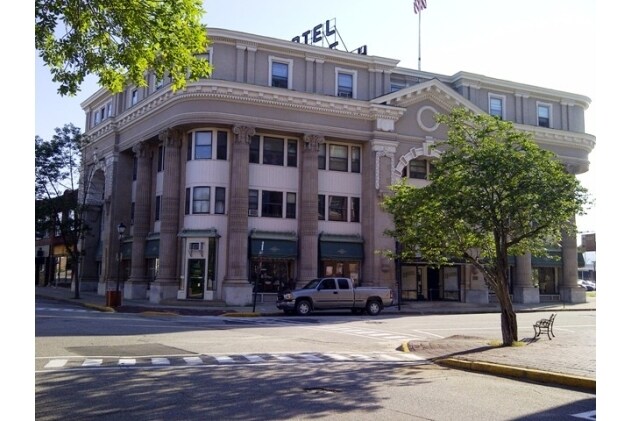 25 Hartford St, Rumford, ME à louer - Photo de l’immeuble – Image 2 sur 15