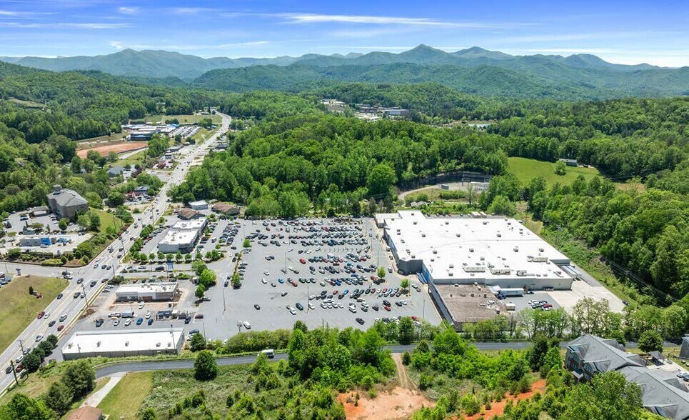86 Walmart Plz, Sylva, NC à vendre - Photo de l’immeuble – Image 2 sur 4