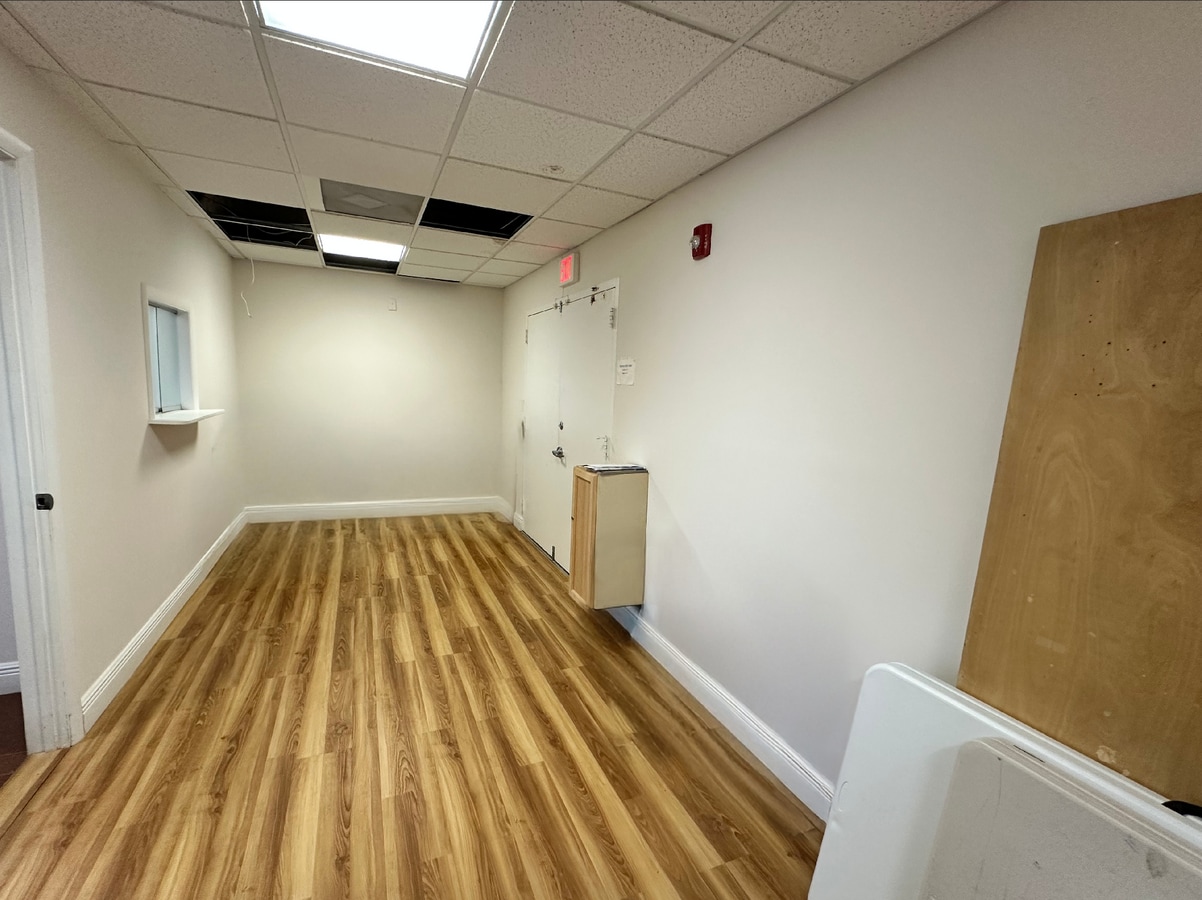 2450 Hollywood Blvd, Hollywood, FL 33020 - Lot 605 -  - Photo intérieure - Image 1 of 7