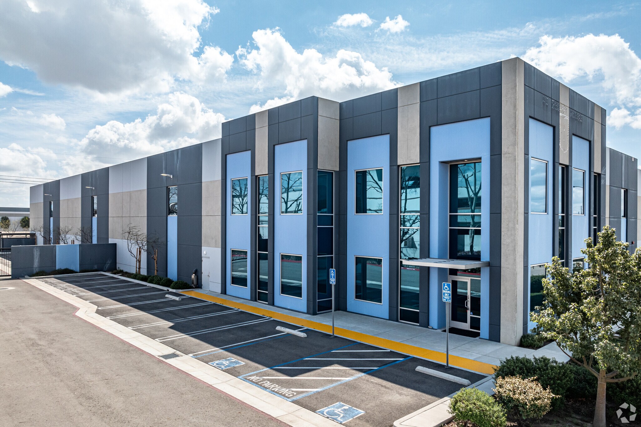 9455 Hyssop Dr, Rancho Cucamonga, CA à louer Photo de l’immeuble– Image 1 sur 8