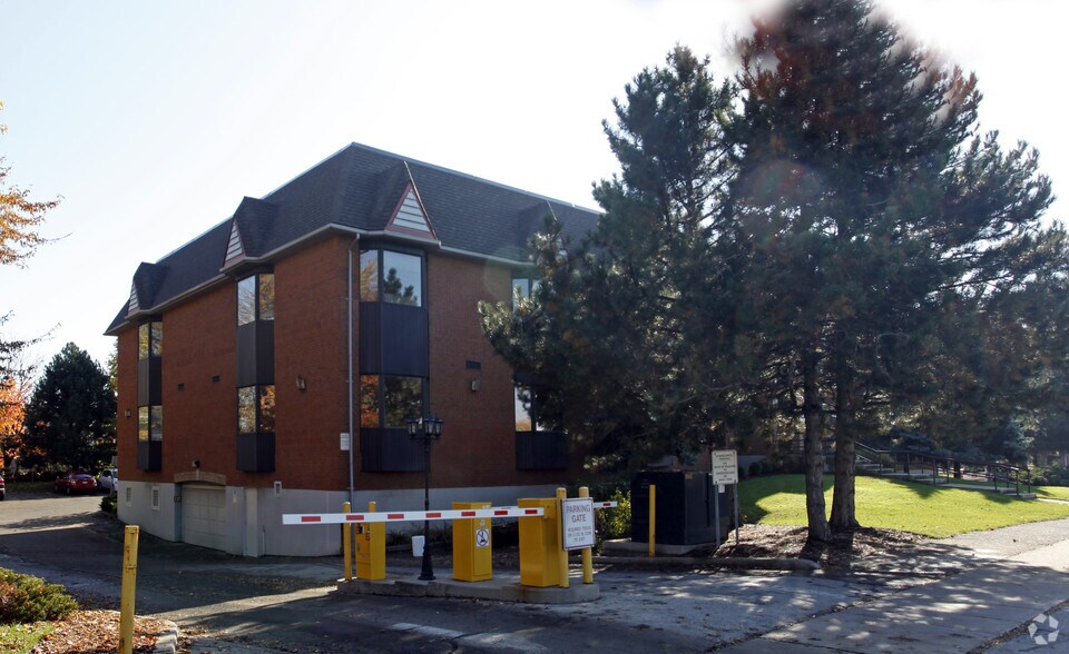 2200 Fairview St, Burlington, ON à louer - Photo de l’immeuble – Image 2 sur 4
