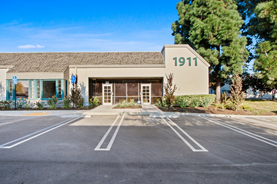 1911 Carnegie Ave, Santa Ana, CA à louer - Photo de l’immeuble – Image 2 sur 16