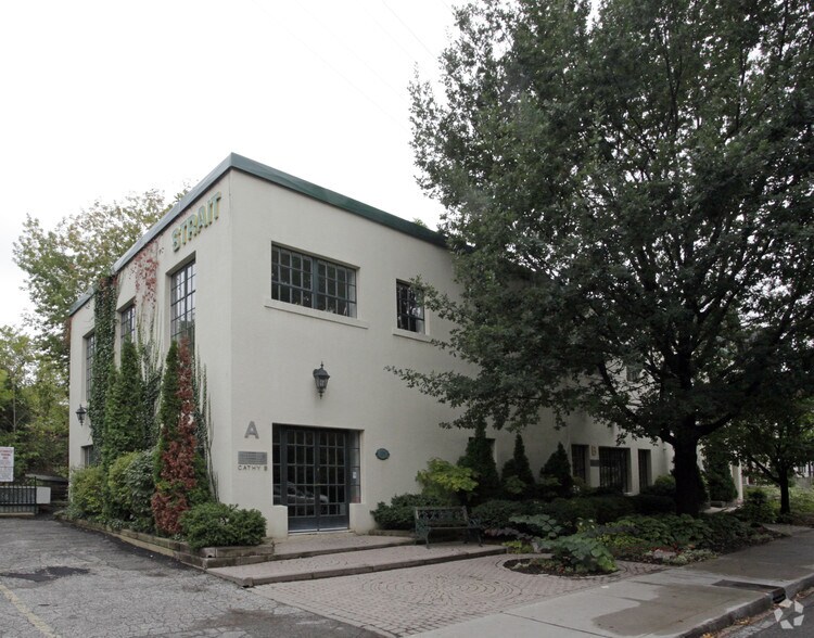 225 Macpherson Ave, Toronto, ON à louer - Photo de l’immeuble – Image 1 sur 2