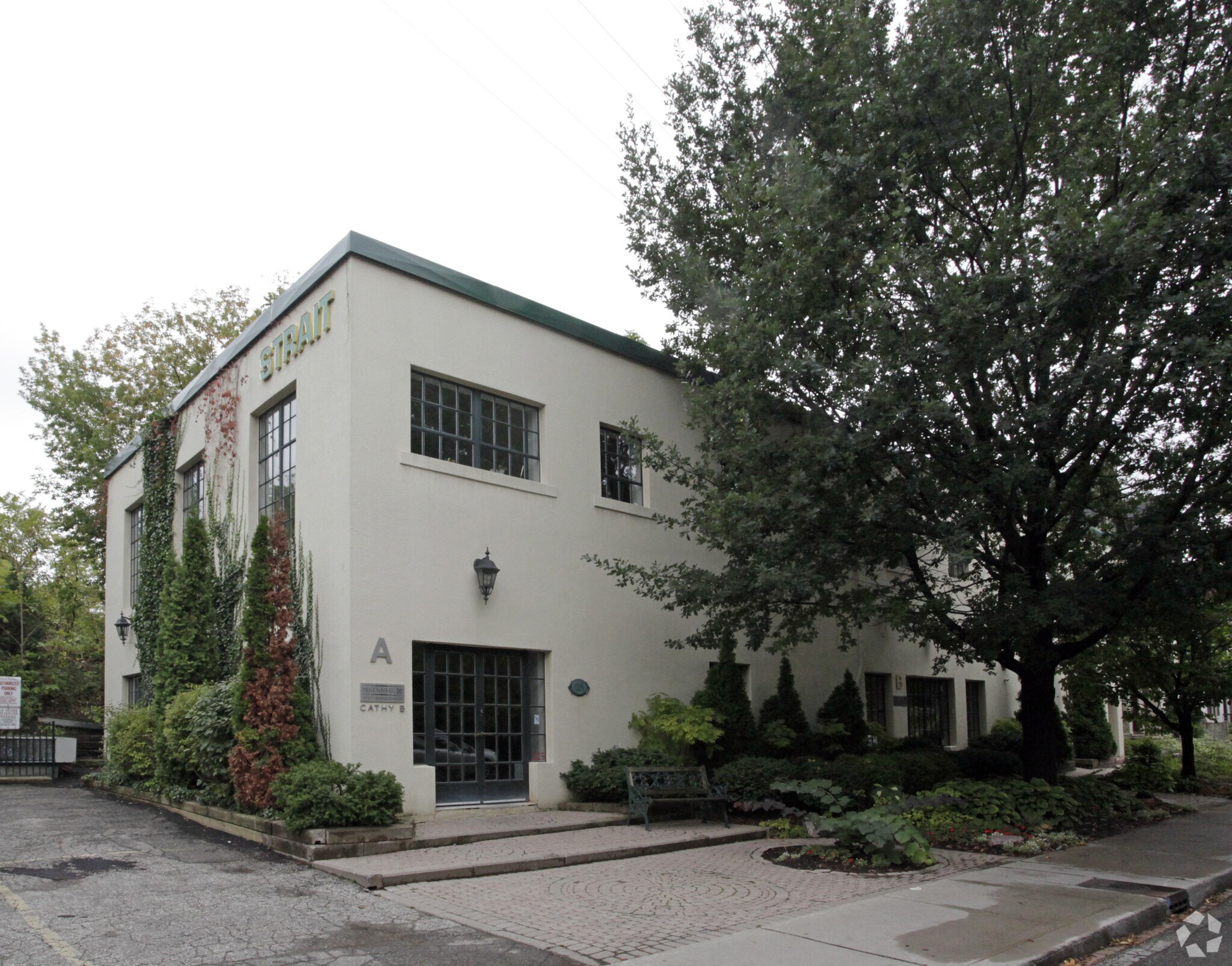 225 Macpherson Ave, Toronto, ON à louer Photo de l’immeuble– Image 1 sur 3