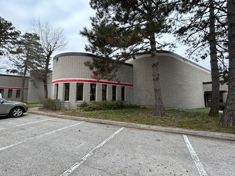 1111 Flint Rd, Toronto, ON à louer - Photo de l’immeuble – Image 2 sur 7