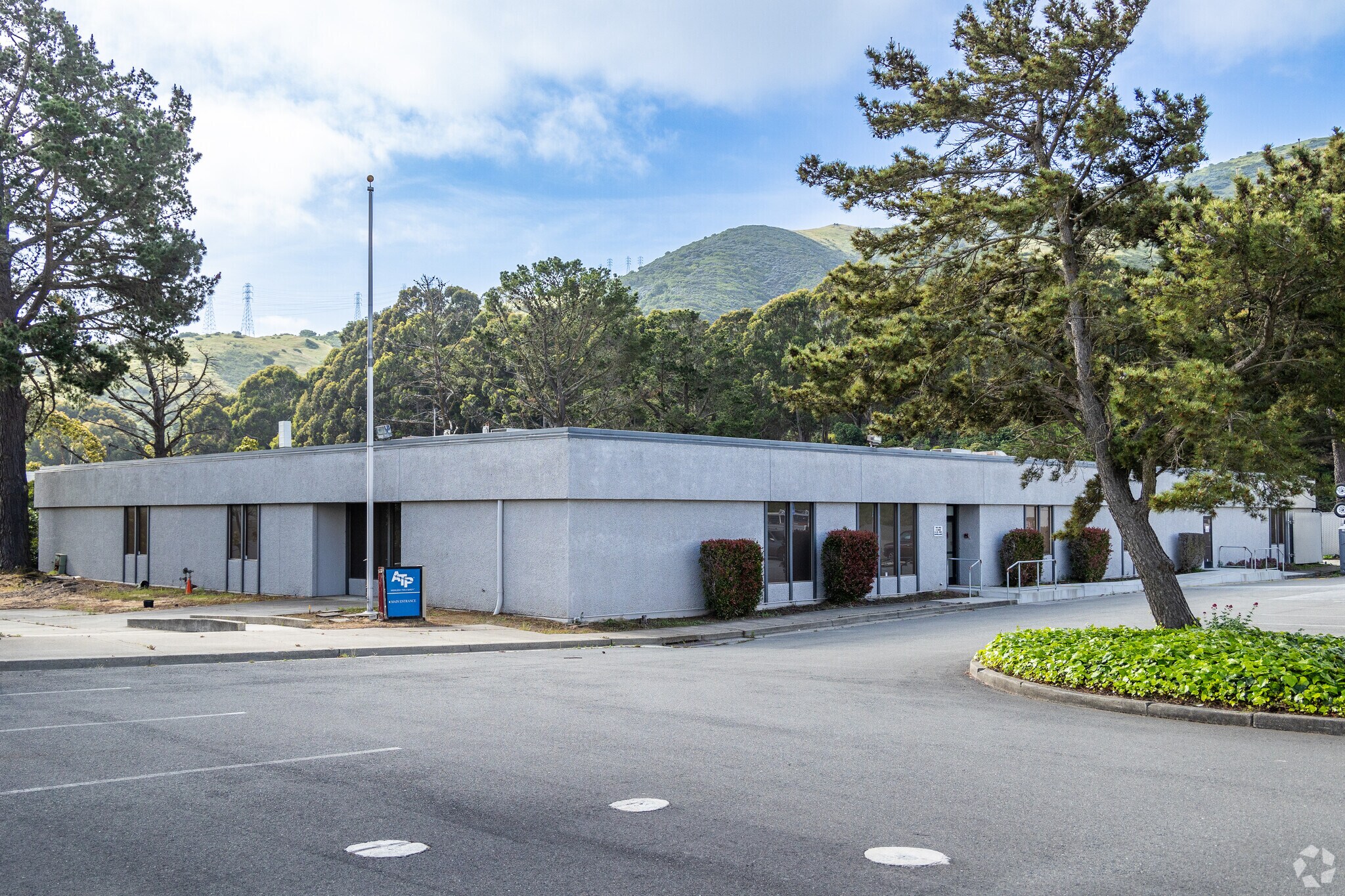 101 S Hill Dr, Brisbane, CA à louer Photo principale– Image 1 sur 6
