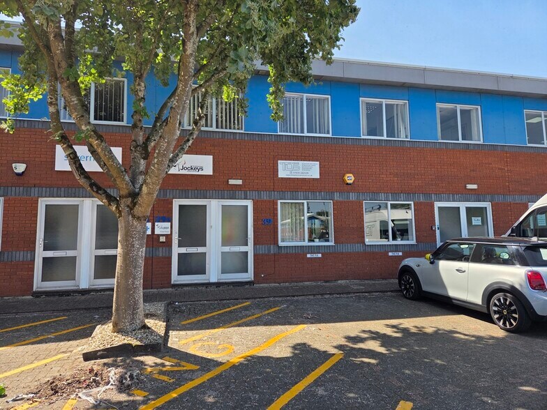 25-43 Kingfisher Ct, Newbury à louer - Photo de l’immeuble – Image 1 sur 2