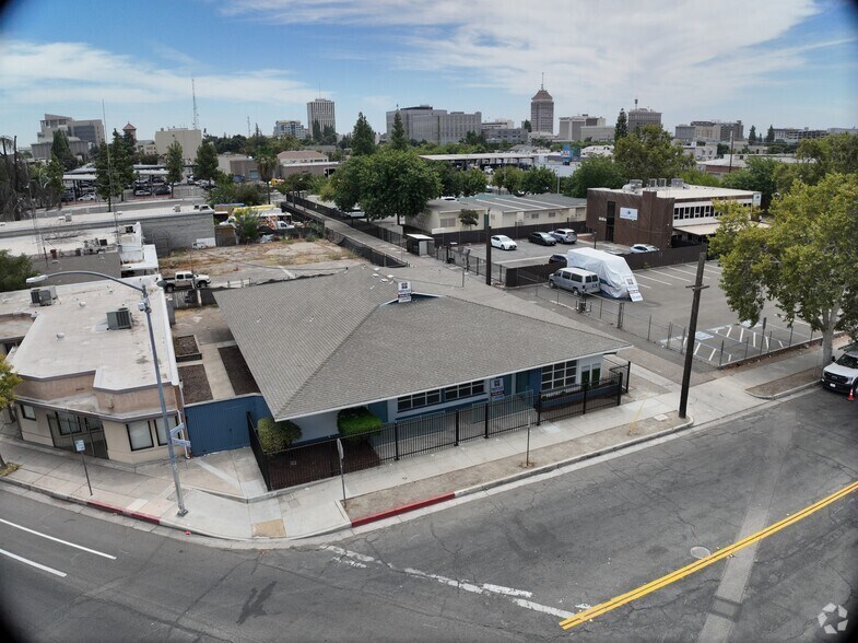 2430-2434 Calaveras St, Fresno, CA à louer – Image 2 sur 12