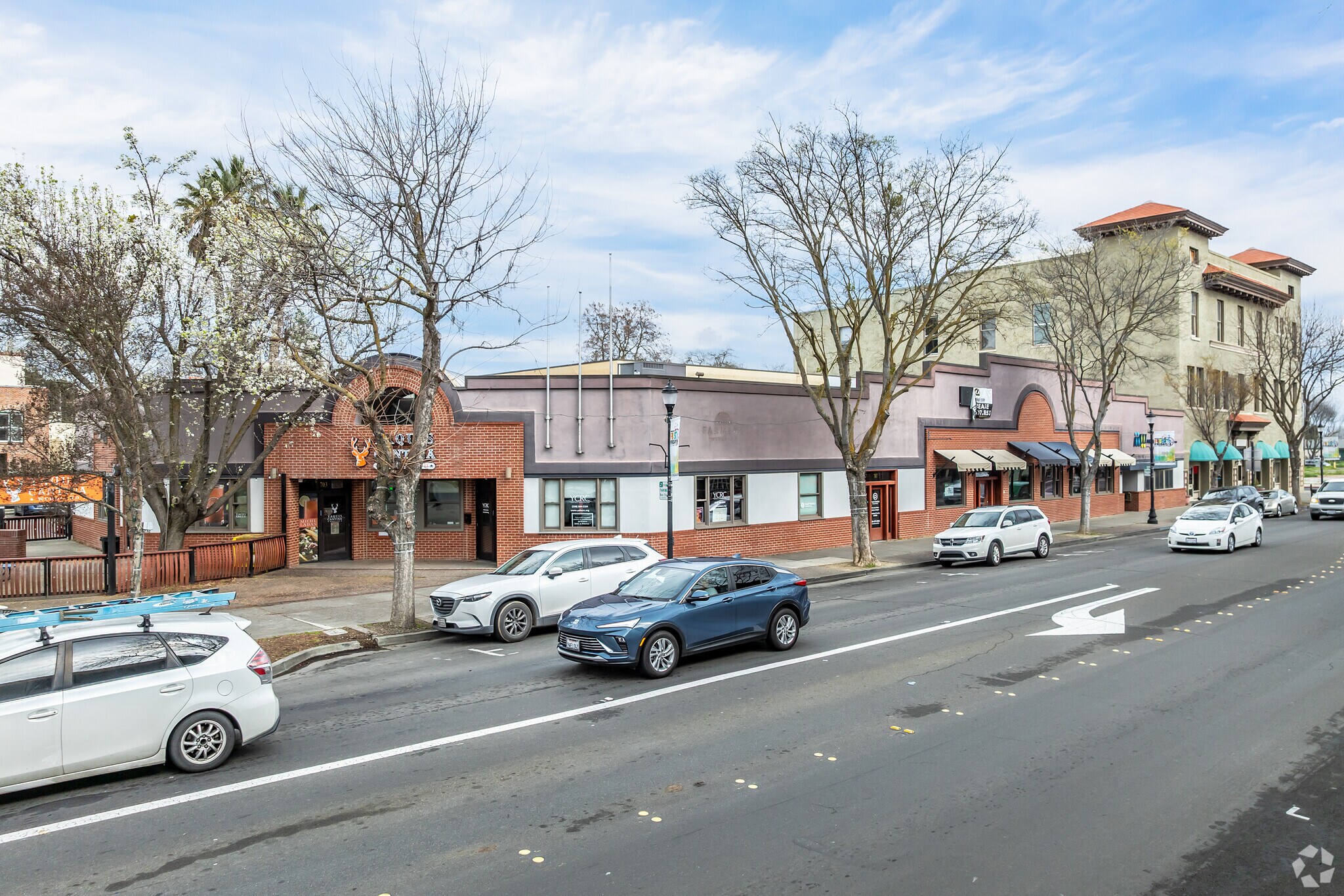 703-711 Main St, Woodland, CA à louer Photo principale– Image 1 sur 4