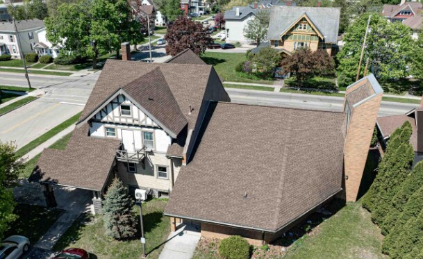 634 Wisconsin St, Oshkosh, WI à vendre - Photo principale – Image 2 sur 17