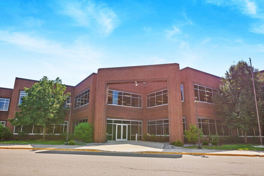 12125 Technology Dr, Eden Prairie, MN à louer - Photo de l’immeuble – Image 1 sur 4