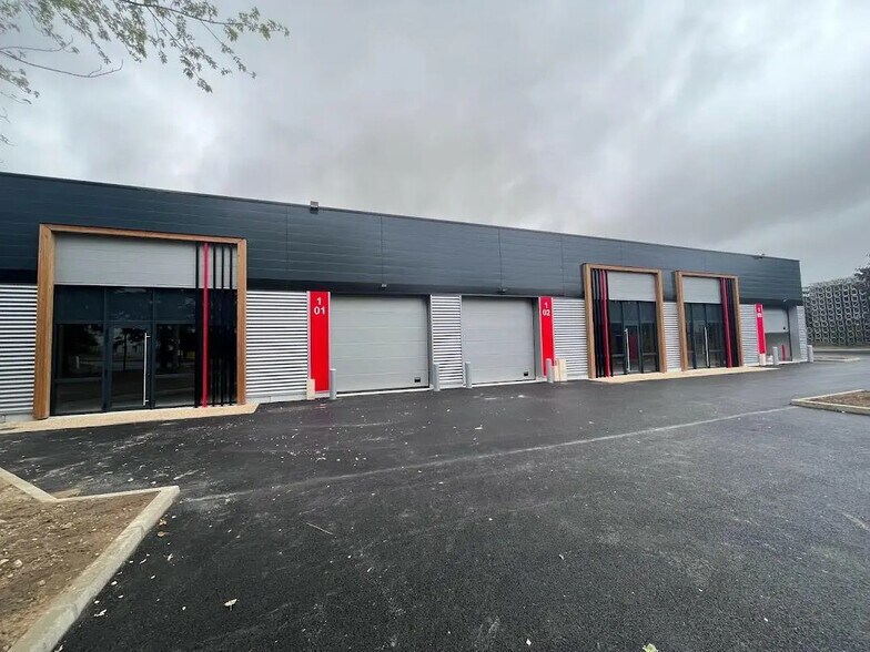 Local d’activités dans Éragny à louer - Photo de l’immeuble – Image 3 sur 20