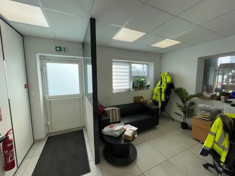 Bureau dans Grand-Couronne à louer - Photo de l’immeuble – Image 2 sur 9
