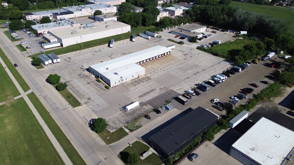 1570 E Bolivar Ave, Saint Francis, WI à louer - Photo de l’immeuble – Image 1 sur 3