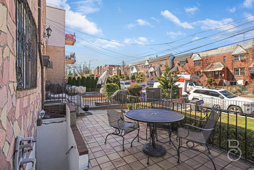 2001 37th St, Astoria, NY à vendre - Photo de l’immeuble – Image 2 sur 21