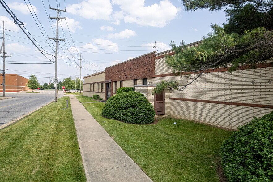 12201 Elmwood Ave, Cleveland, OH à louer - Photo de l’immeuble – Image 3 sur 54