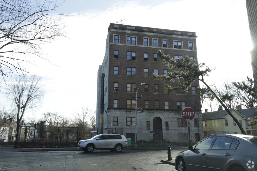 106 N Grove St, East Orange, NJ à vendre - Photo principale – Image 1 sur 2