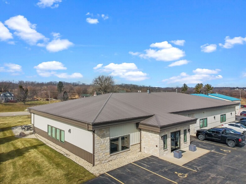 2492 Crest Dr, Lake Geneva, WI à vendre - Photo de l’immeuble – Image 3 sur 44
