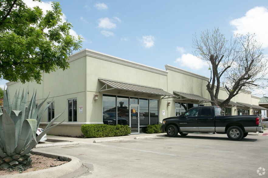 7127 Somerset Rd, San Antonio, TX à louer - Photo de l’immeuble – Image 2 sur 38