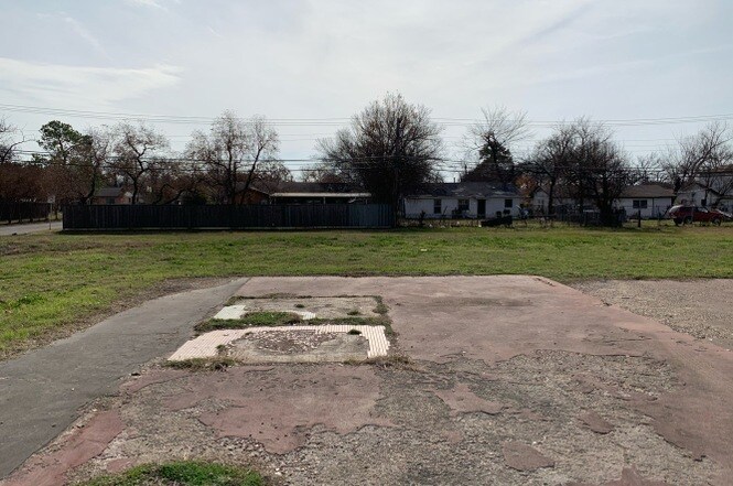 111 Oklaunion Dr, Dallas, TX à vendre - Photo de l’immeuble – Image 2 sur 9
