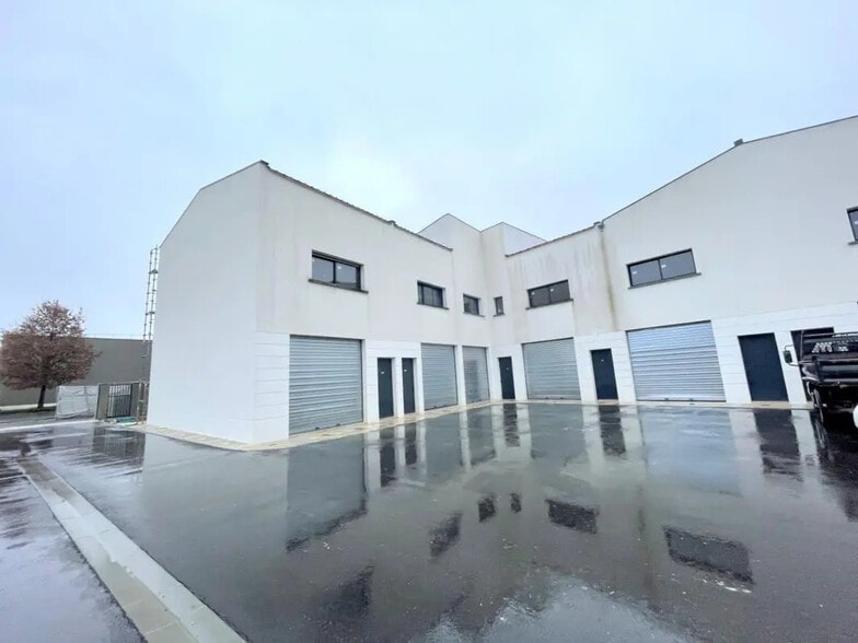Local commercial dans Cormeilles-en-Parisis à louer - Photo de l’immeuble – Image 1 sur 4