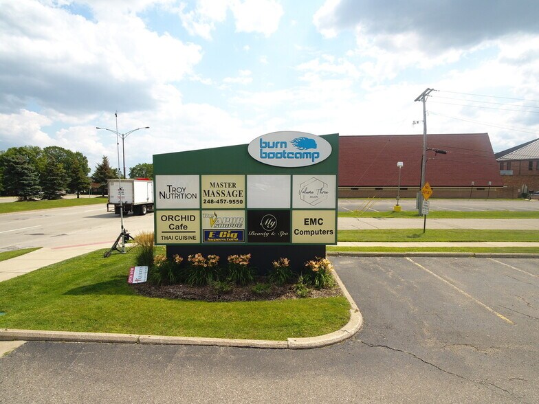 3271-3303 Rochester Rd, Troy, MI à louer - Photo de l’immeuble – Image 3 sur 3