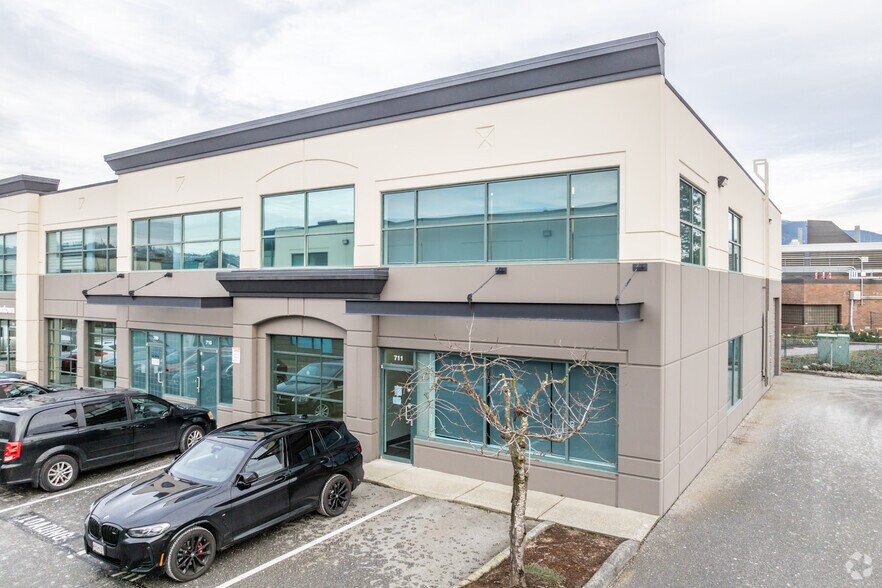 2071 Kingsway Ave, Port Coquitlam, BC à vendre - Photo de l’immeuble – Image 2 sur 3