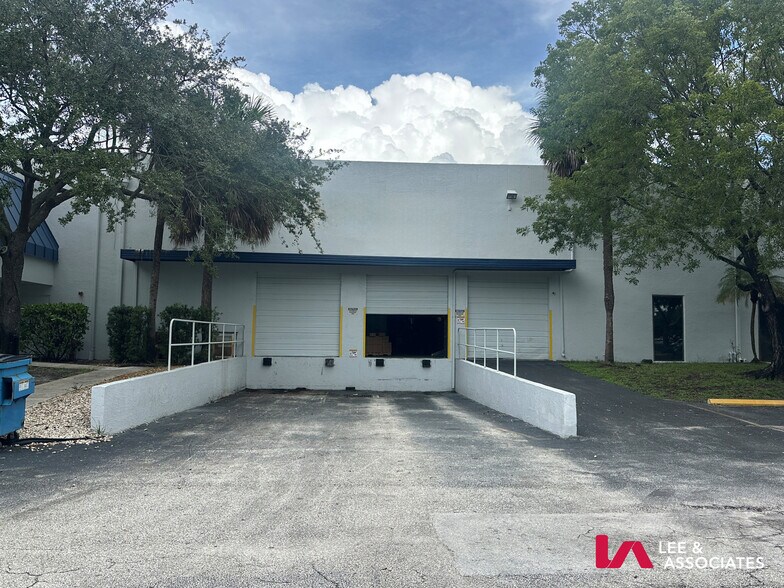 1721 Blount Rd, Pompano Beach, FL à louer - Photo de l’immeuble – Image 3 sur 9