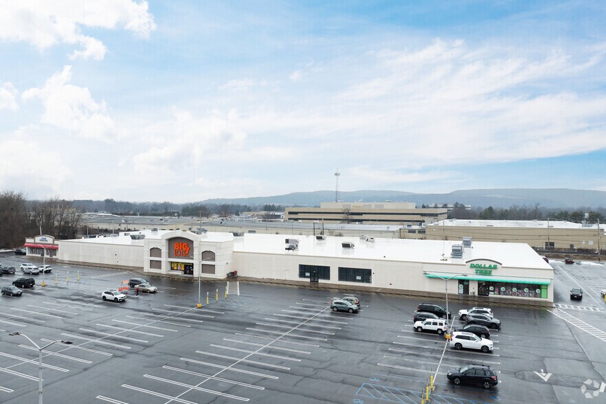 1355-1379 Ulster Ave, Kingston, NY à louer - Photo principale – Image 1 sur 8