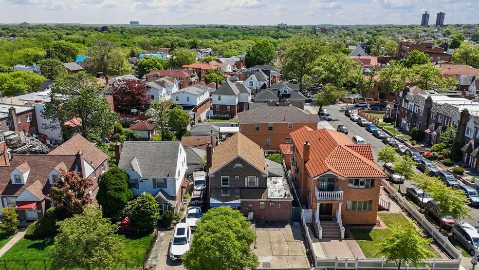 5723 141st St, Flushing, NY à vendre - Photo de l’immeuble – Image 3 sur 27